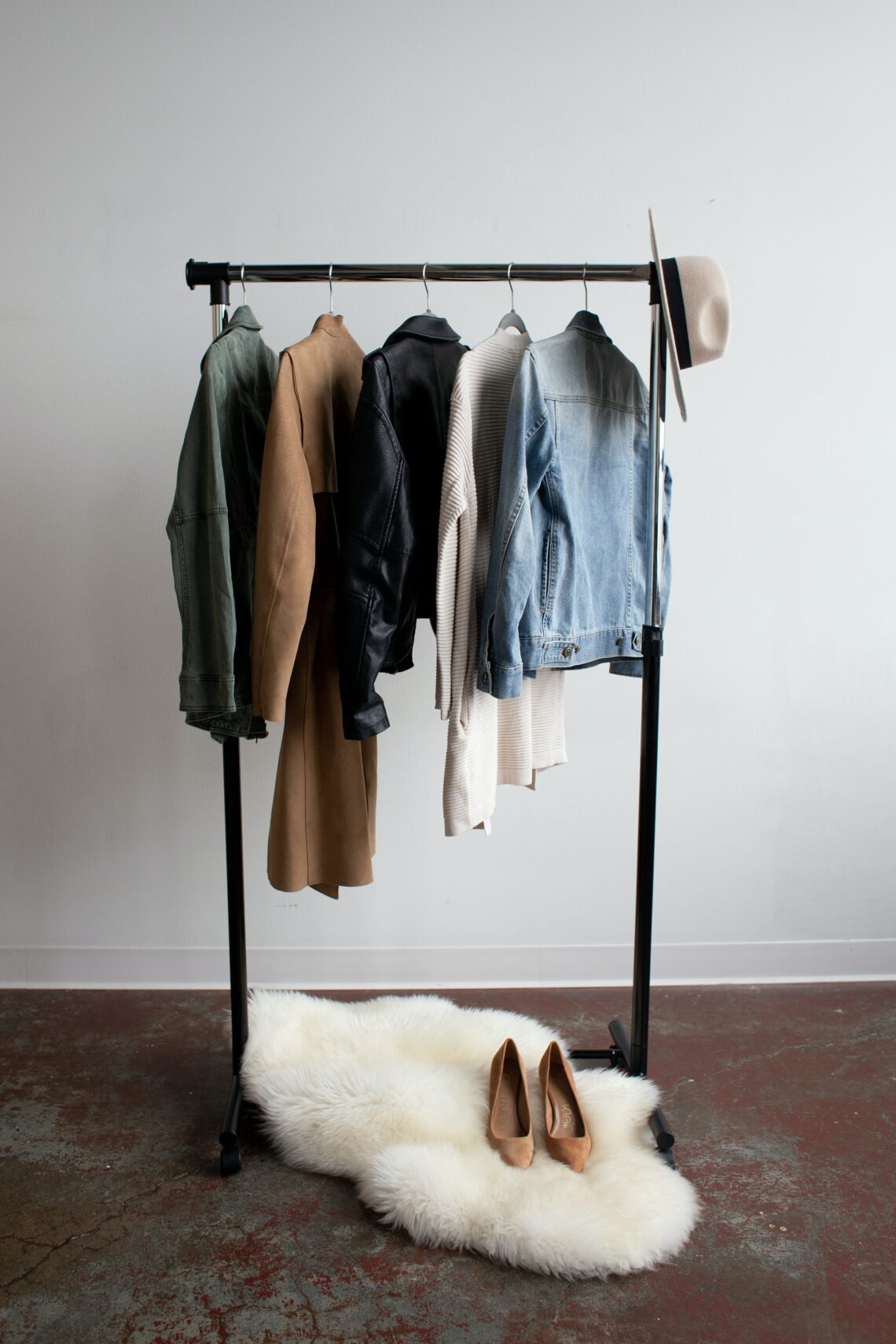 How to Build a Versatile Wardrobe // 34 Outfits From 10 Items