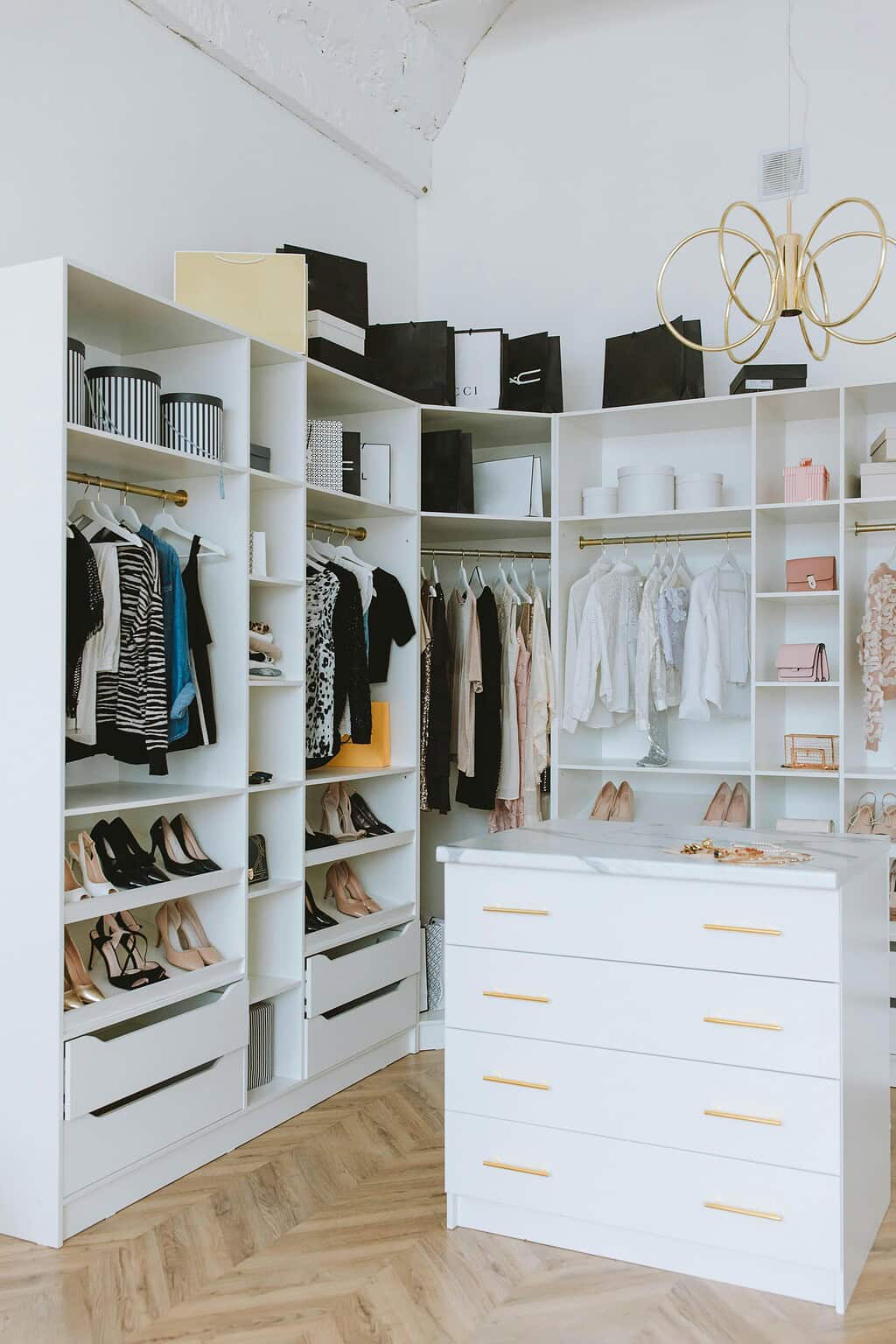 10 Tips To Build Capsule Wardrobe On A Budget (Fashion Confusion No ...